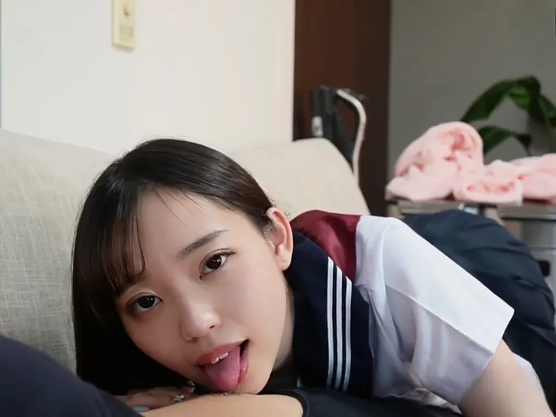 Học sinh nữ ngây thơ bị tên ba cóc chọc cây hàng giả vào lồn